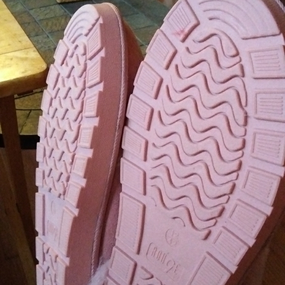 Iam selling my rouge slippers - Picture 6 of 8